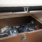 セカンドシート下、サブバッテリーや走行充電システムなど