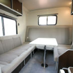 ダイネットはコの字型にソファーを装備