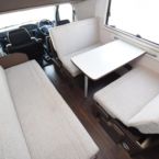 対面シートとベンチシートで最大6~7名掛け