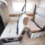 リアシートは前向き乗車も可能。