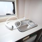 ステンレスシンクにシャワーフォーセットタイプ